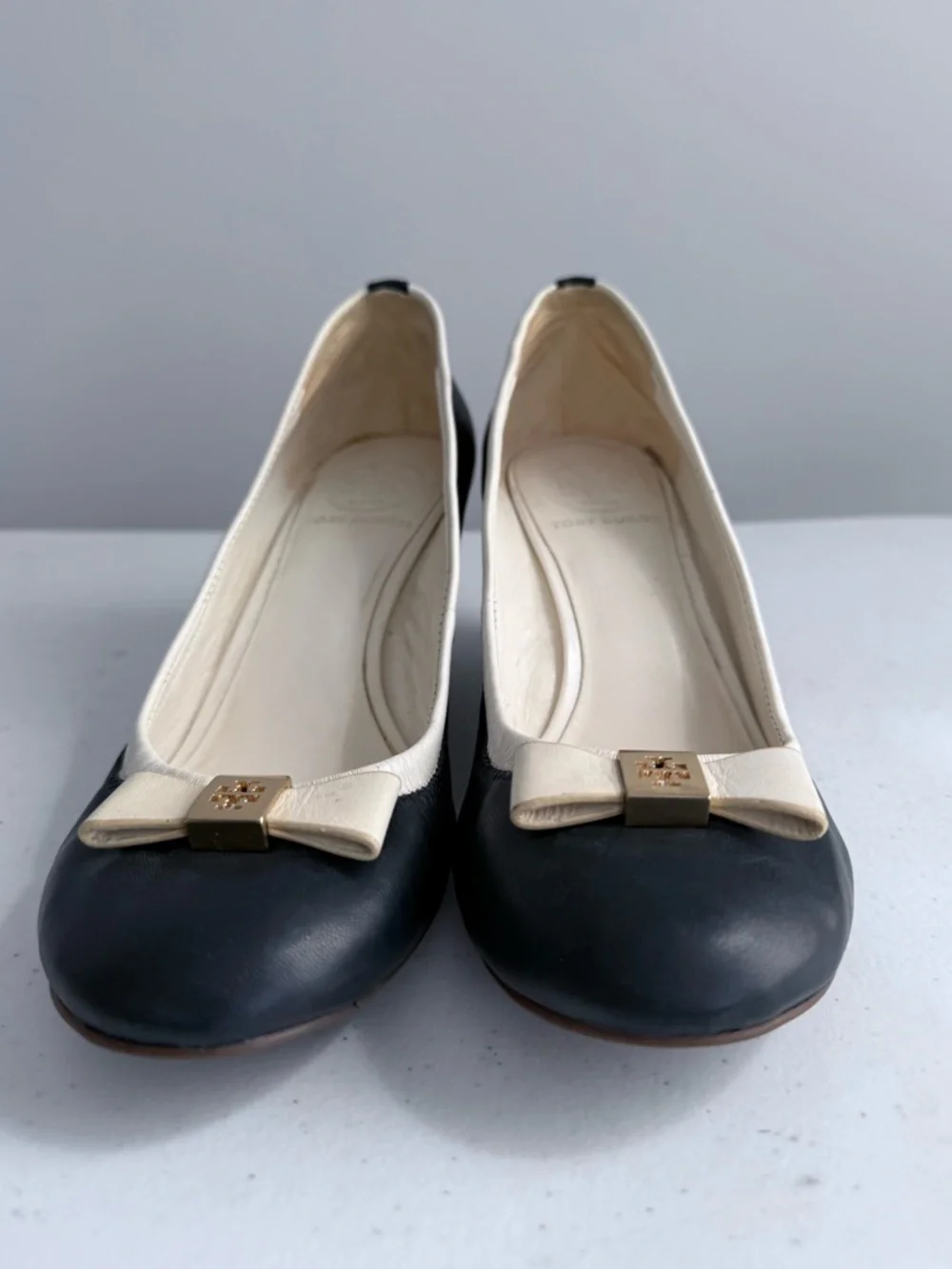 Tory Burch Shoes Sally Two Tone Leather Wedge Pumps Navy Ivory 6.5 / 36.5 Preppy - Picture 3 of 16